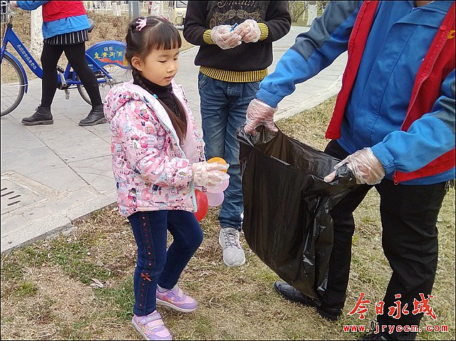 親子義務(wù)撿垃圾 環(huán)保公益記心里