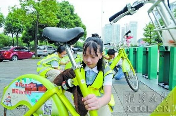 湘潭34名小志愿者為公共自行車“美容”