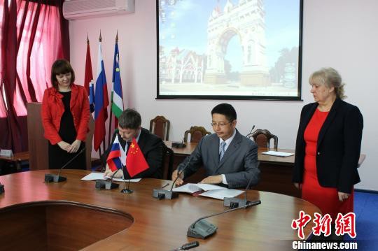 中俄邊境上的“共享生活”：?jiǎn)诬嚒耙豢ㄋ蓢?guó)”