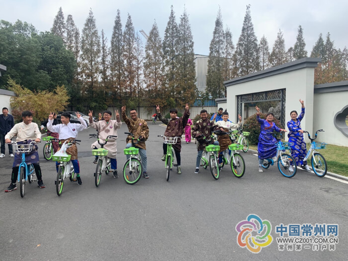 青海黃南的43位西部學(xué)子來到常州,在永安行總公司園內(nèi)與共享交通近距離接觸