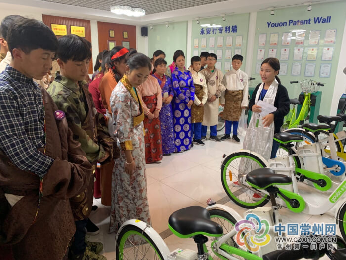 青海黃南的43位西部學(xué)子來到常州,在永安行總公司園內(nèi)與共享交通近距離接觸