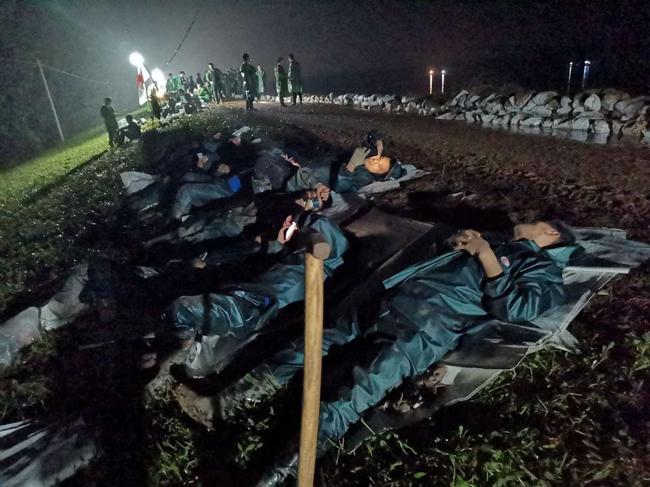 抗洪搶險一線永安行又見最美睡姿