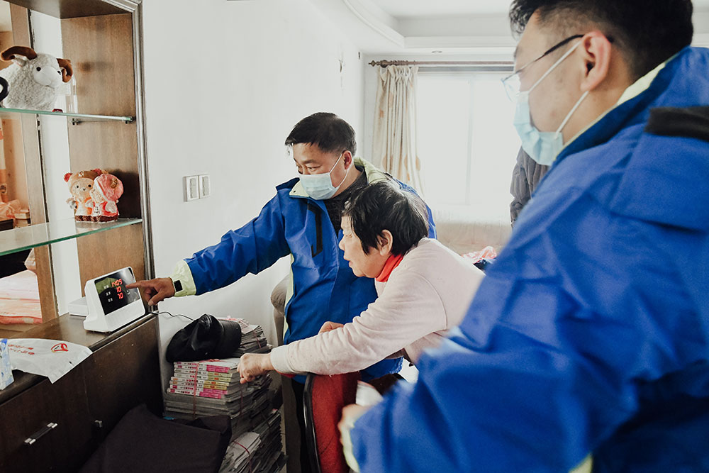 工永安行作人員上門給老人講解演示智能機(jī)器人功能2