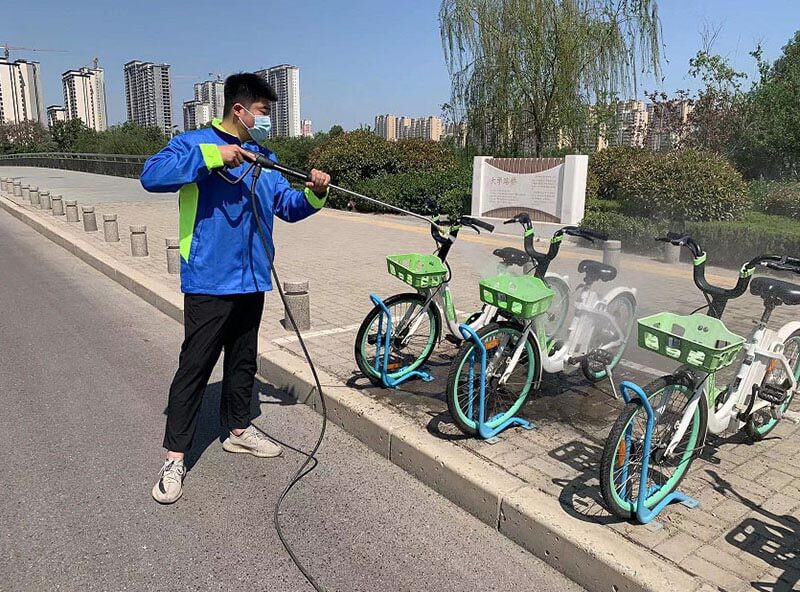 機器沖洗+人工擦拭，讓助力車重現(xiàn)靚麗“容顏”
