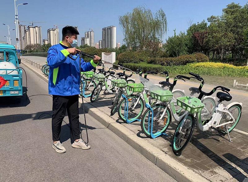 機(jī)器沖洗+人工擦拭，讓助力車(chē)重現(xiàn)靚麗“容顏”1
