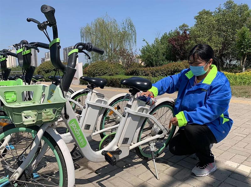 機(jī)器沖洗+人工擦拭，讓助力車(chē)重現(xiàn)靚麗“容顏”2