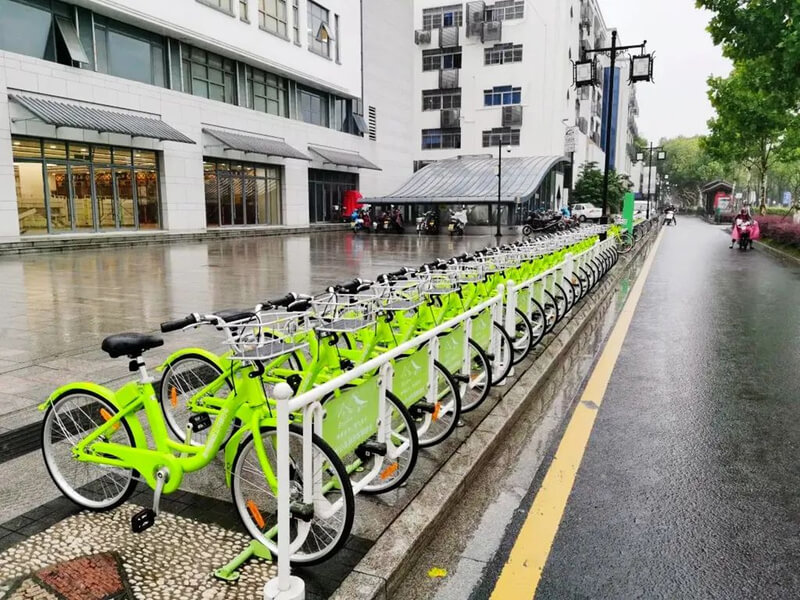 日均借車達(dá)15萬(wàn)次！“小綠車”13年“減碳”107萬(wàn)噸