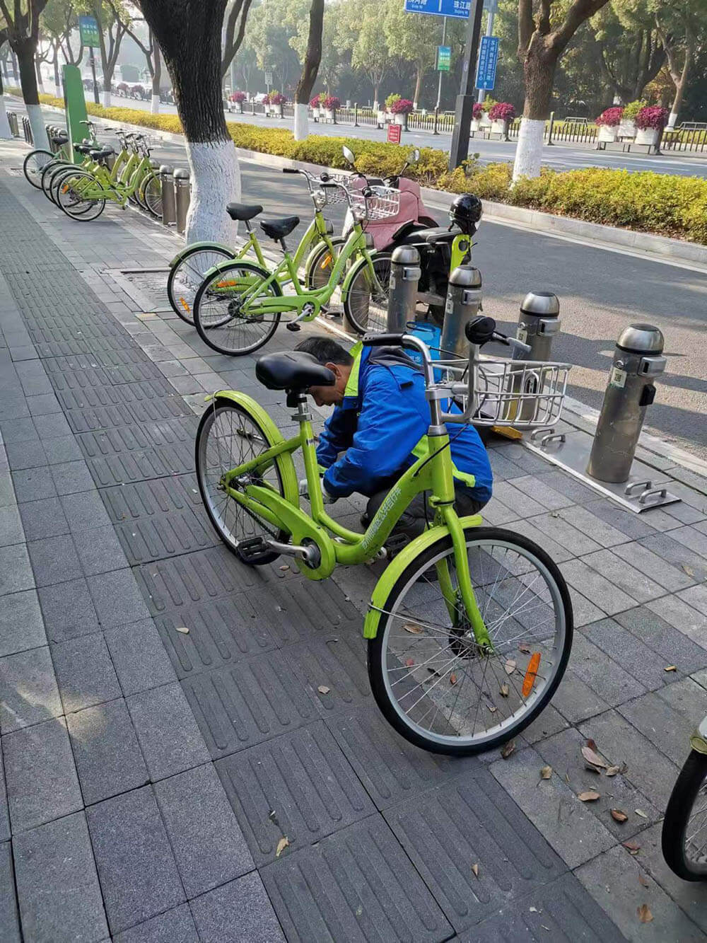 蘇州：給全市6萬(wàn)5千輛“小綠車”做保養(yǎng)1