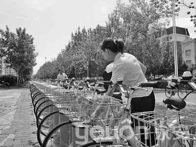 市民刷卡取車。本報(bào)記者