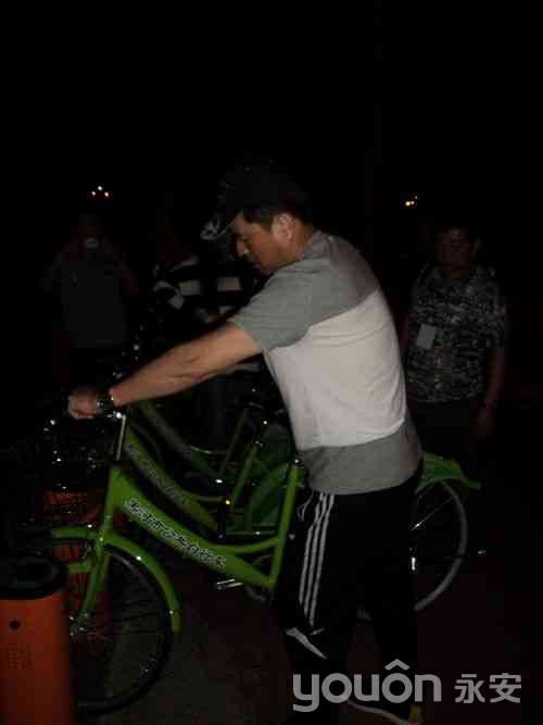 黑河：央視著名主持人畢福劍與公共自行車(chē)員工合影及試騎自行車(chē)
