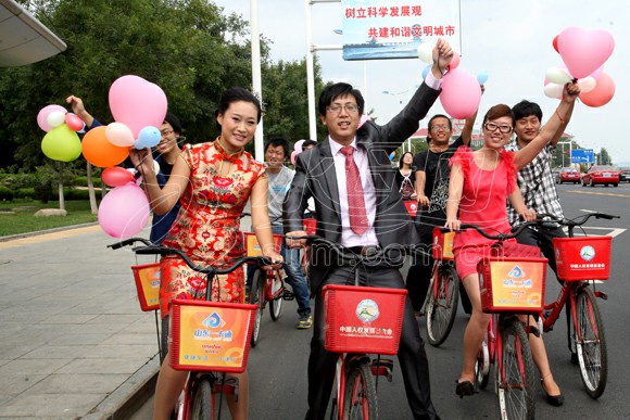 煙臺：世界無車日  一新郎借公共自行車娶新娘