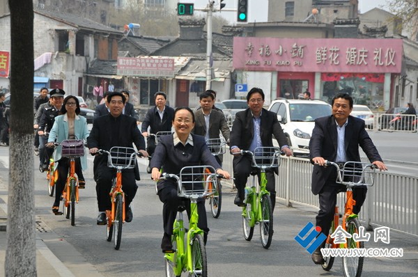 鎮(zhèn)江“公車”試行首日  市長朱曉明騎車體驗(yàn)