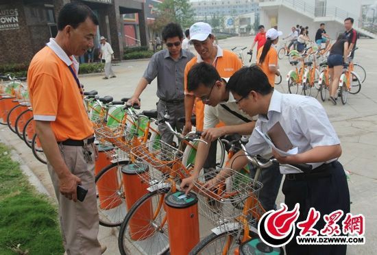 采訪團(tuán)記者做好準(zhǔn)備體驗(yàn)公共自行車。 記者 郭豪 攝。