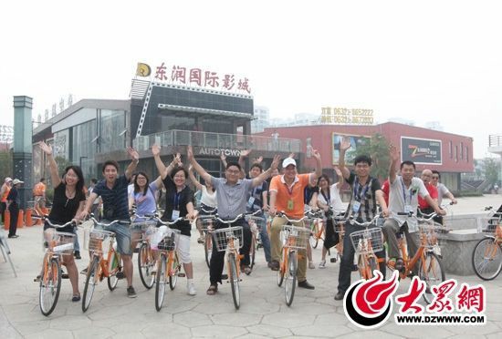 采訪團(tuán)記者做好準(zhǔn)備體驗(yàn)公共自行車。 記者 郭豪 攝。